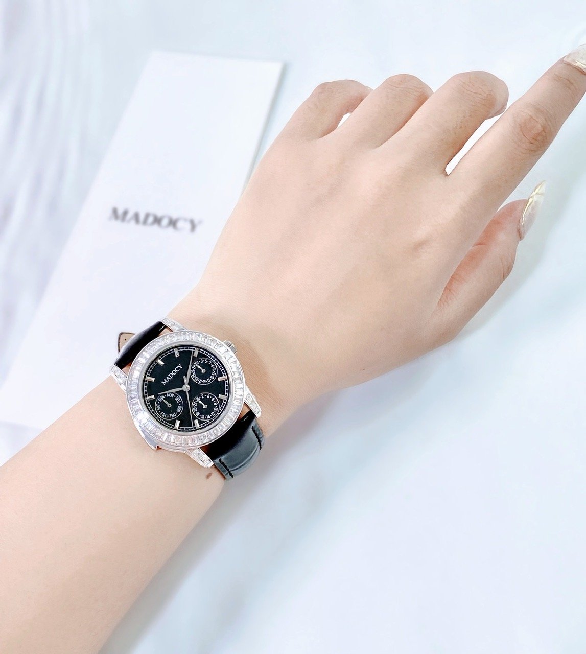 Đồng Hồ Nữ Diamond Dây Da: Biểu Tượng Của Sự Thanh Lịch Vượt Thời Gian