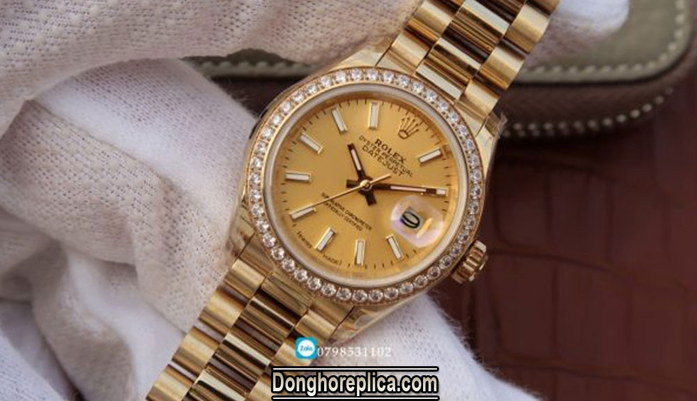 Cận cảnh vỏ khung Oyster của đồng hồ nữ Rolex dây mạ vàng, chi tiết hoàn thiện