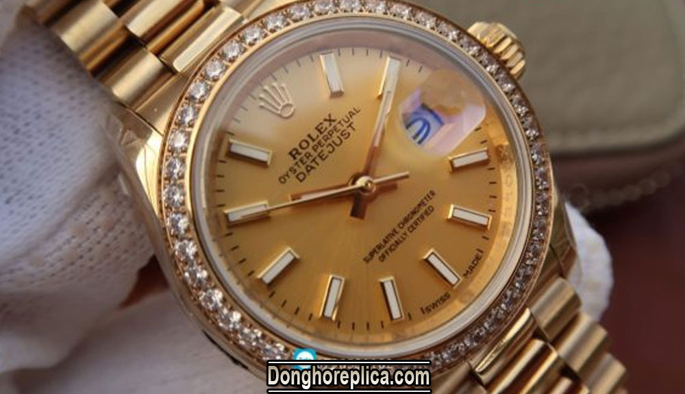 Mặt số đồng hồ nữ Rolex dây mạ vàng với các cọc số đính đá lấp lánh
