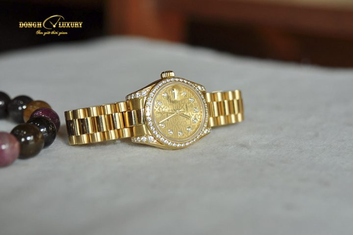 Đồng hồ nữ hàng hiệu Rolex Datejust 179158 vàng đúc 18K đính kim cương trên nền trắng