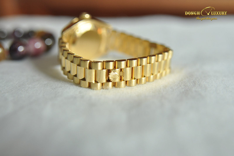 Tổng thể đồng hồ nữ Rolex Datejust 179158 vàng 18K từ góc nhìn trên cao