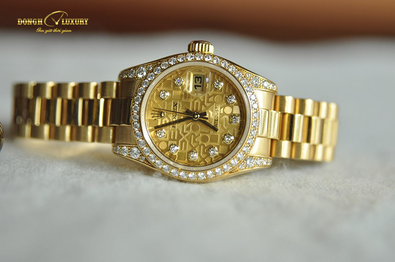 Cận cảnh mặt số và vành đính kim cương của đồng hồ nữ hàng hiệu Rolex