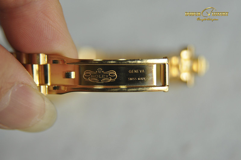 Chi tiết đồng hồ nữ Rolex Datejust 179158 vàng khối 18K và dây đeo sang trọng