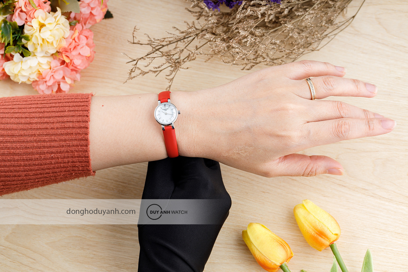 Đồng hồ dây da nữ mặt nhỏ Tissot Lovely Round T140.009.16.111.00 với mặt số trắng khảm hoa và dây da sang trọng.
