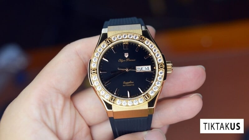 Đồng hồ Olym Pianus sử dụng cả bộ máy Quartz và bộ máy cơ khí, đảm bảo độ chính xác và bền bỉ