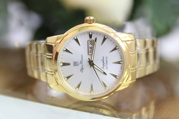 Chiếc đồng hồ OP Sapphire nam điển hình, minh họa cho mức giá hợp lý và chất lượng cao của dòng Olym Pianus.