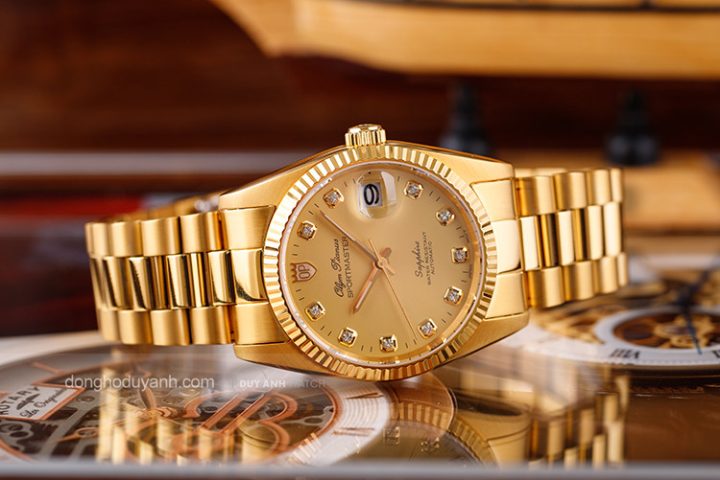 Cận cảnh đồng hồ Olym Pianus Sportmaster OP89322AK-V với vòng bezel fluted