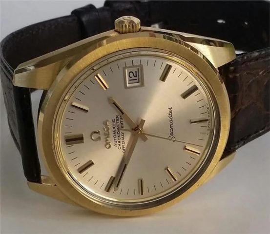 Người dùng đang xem xét kỹ lưỡng một chiếc đồng hồ Omega Automatic Chronometer Officially Certified để đảm bảo chất lượng và tính xác thực