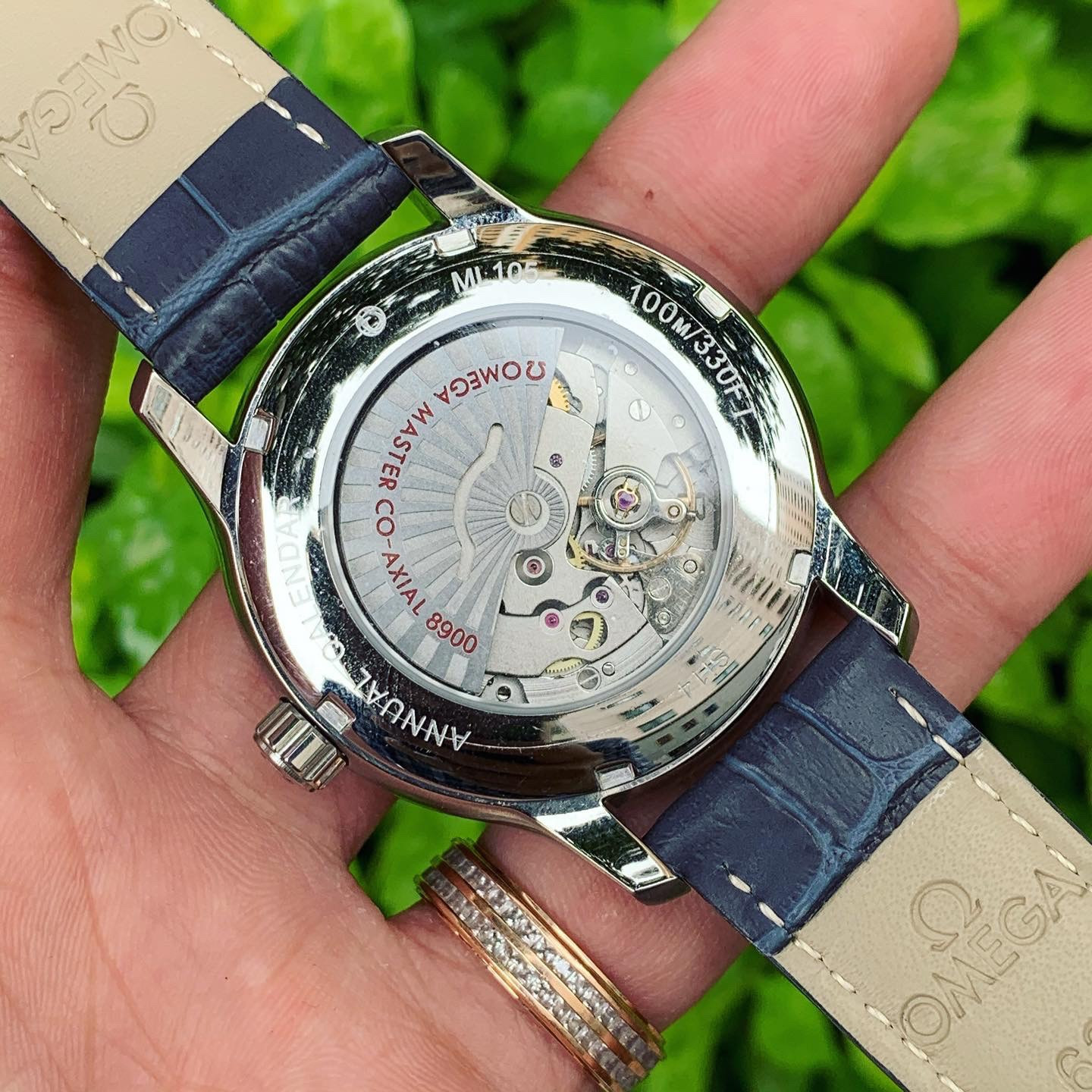 Thiết kế lộ đáy tinh xảo của đồng hồ Omega Deville máy cơ