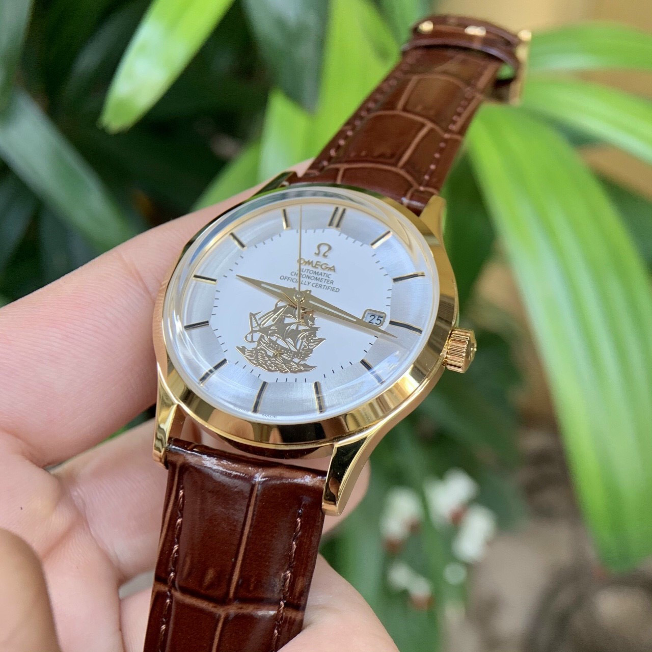 Chi tiết bộ máy của đồng hồ Omega Automatic nam, cho thấy sự hoàn thiện của đồng hồ Omega Automatic dây da