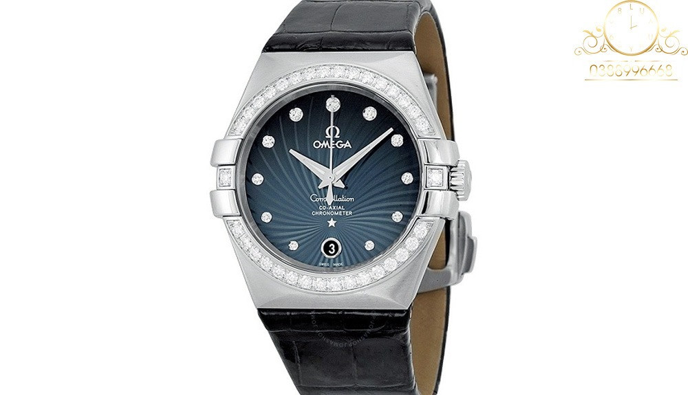 Đồng hồ nam Omega Constellation Blue Diamond nổi bật với mặt số xanh và đá lấp lánh