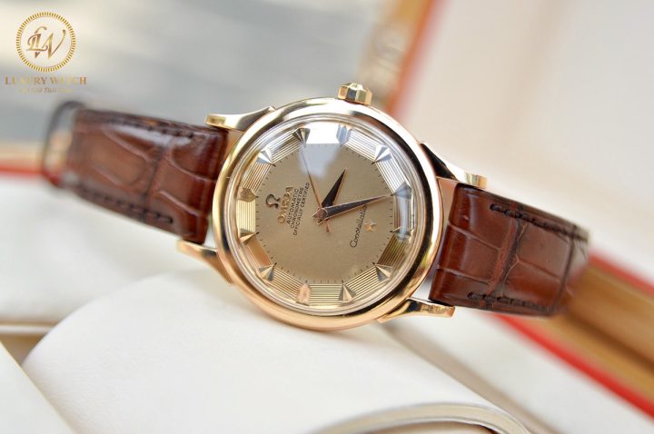 Mặt số chi tiết của đồng hồ Omega Constellation Bát Quái vàng hồng nguyên khối 18k