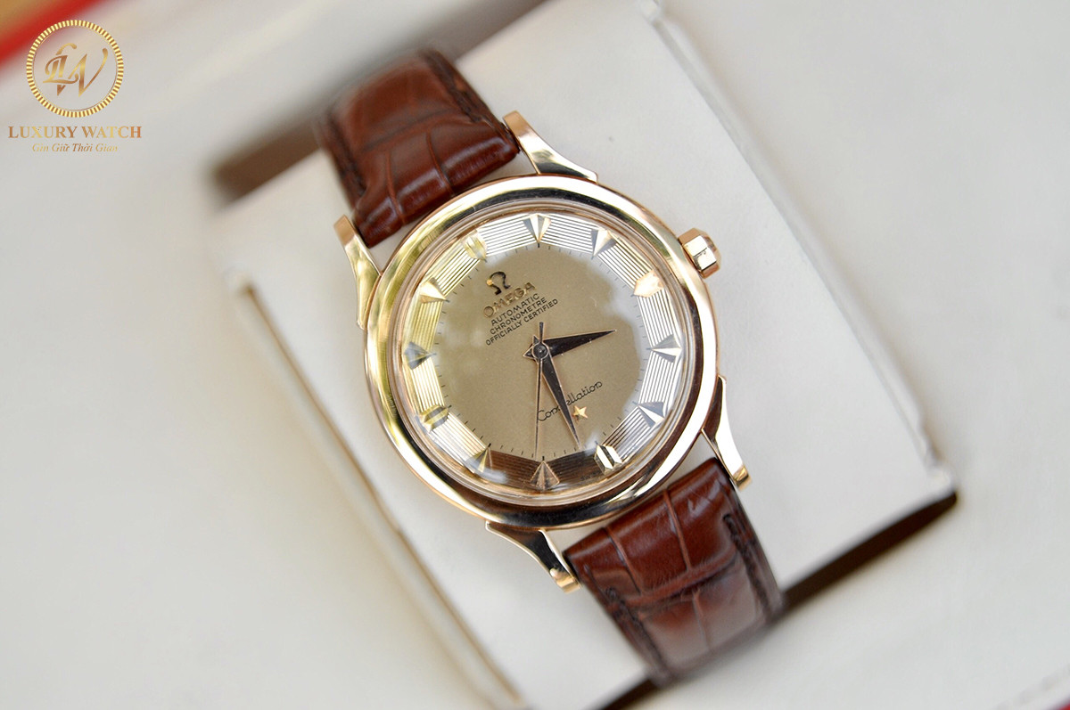 Cận cảnh bộ máy Automatic và mặt đáy đài thiên văn của đồng hồ Omega Constellation Bát Quái