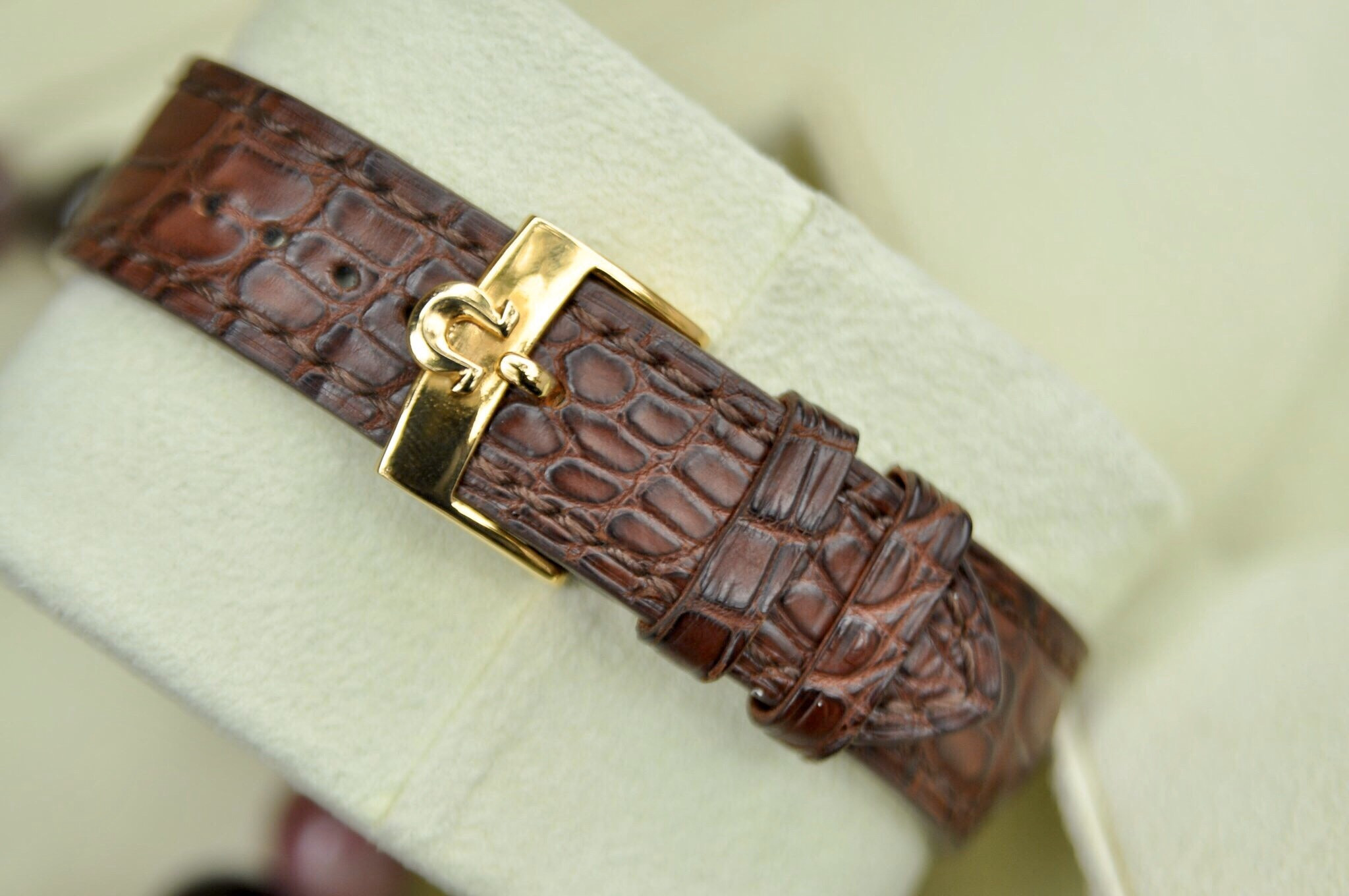 Dáng càng gãy đặc trưng của đồng hồ Omega bát quái vàng 14k