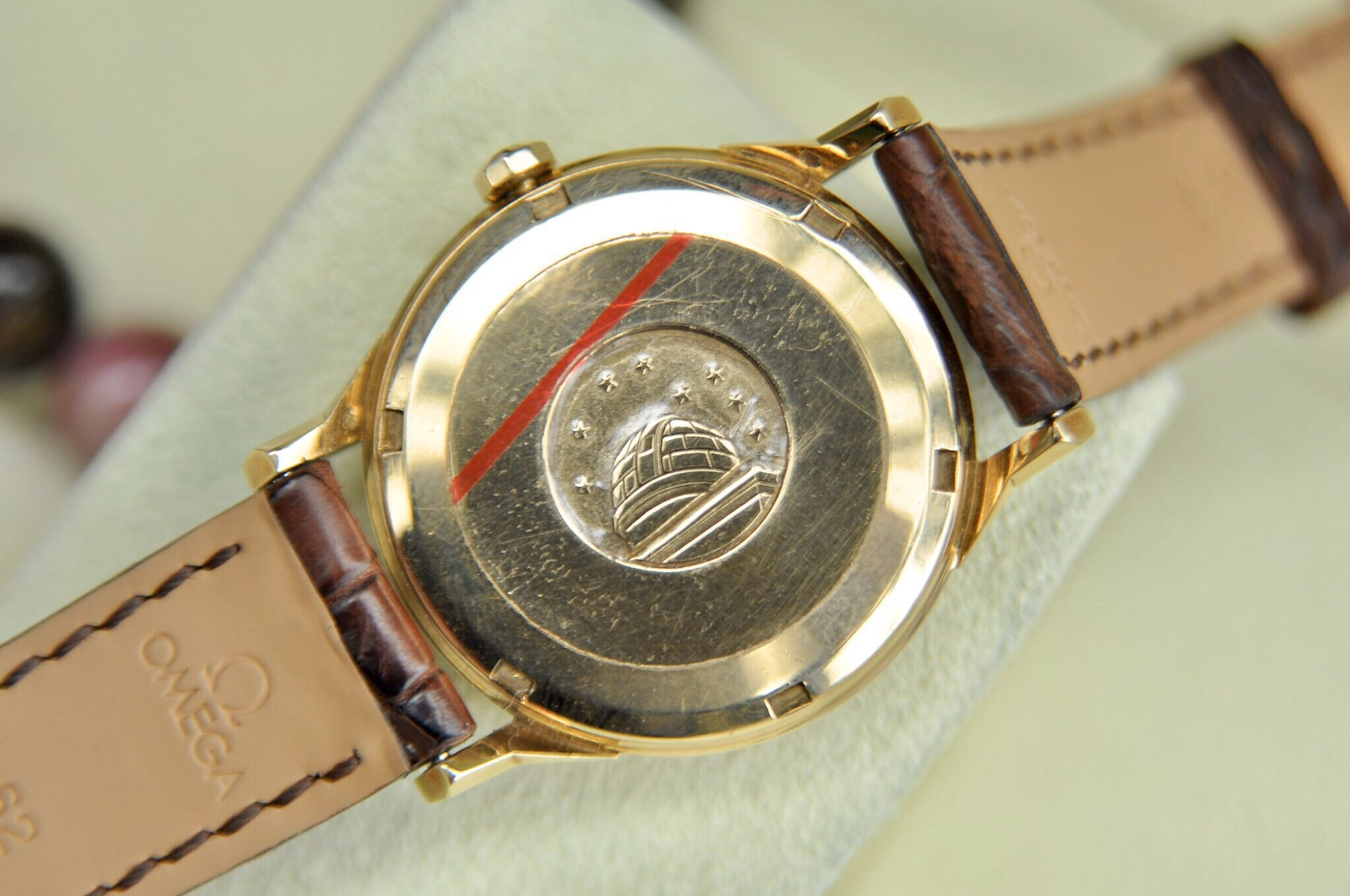 Chi tiết mặt số bát quái của đồng hồ Omega càng gãy