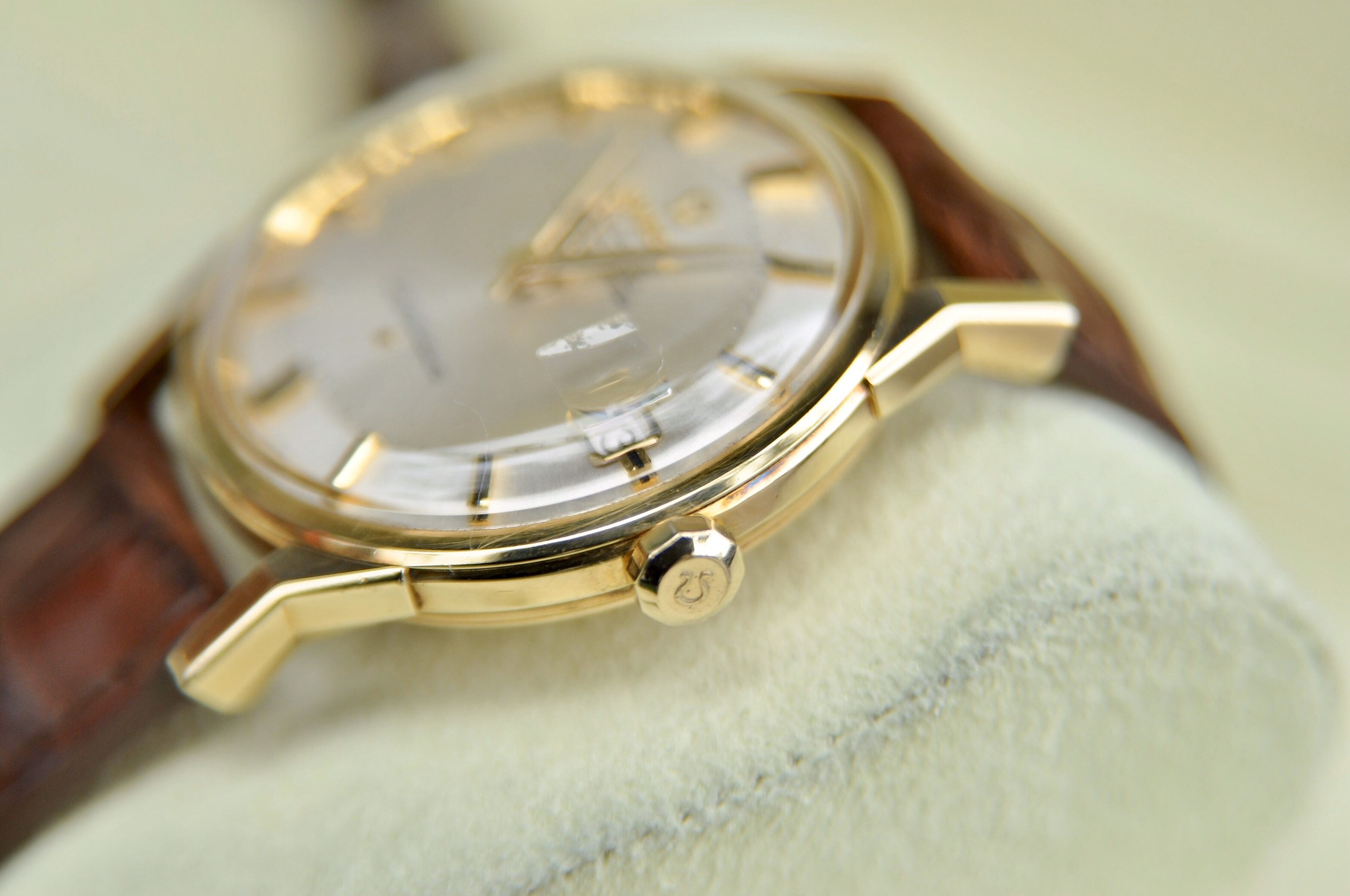 Omega Constellation bát quái càng gãy 14k với mặt số trắng tia