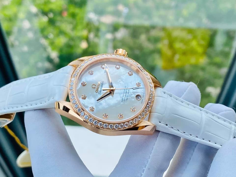đồng hồ omega nữ dây da Seamaster với mặt số xà cừ quyến rũ