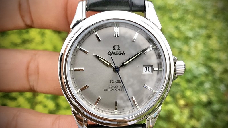 Vật liệu cao cấp của đồng hồ Omega Deville: Kính Hesalite, vàng Sedna