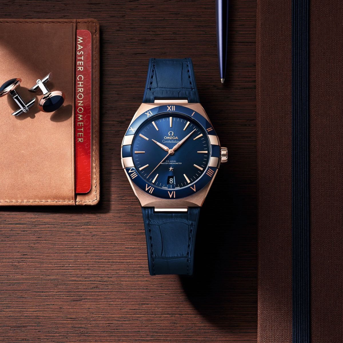 Đồng hồ Omega nam dây da Constellation vàng Sedna™ mặt xanh