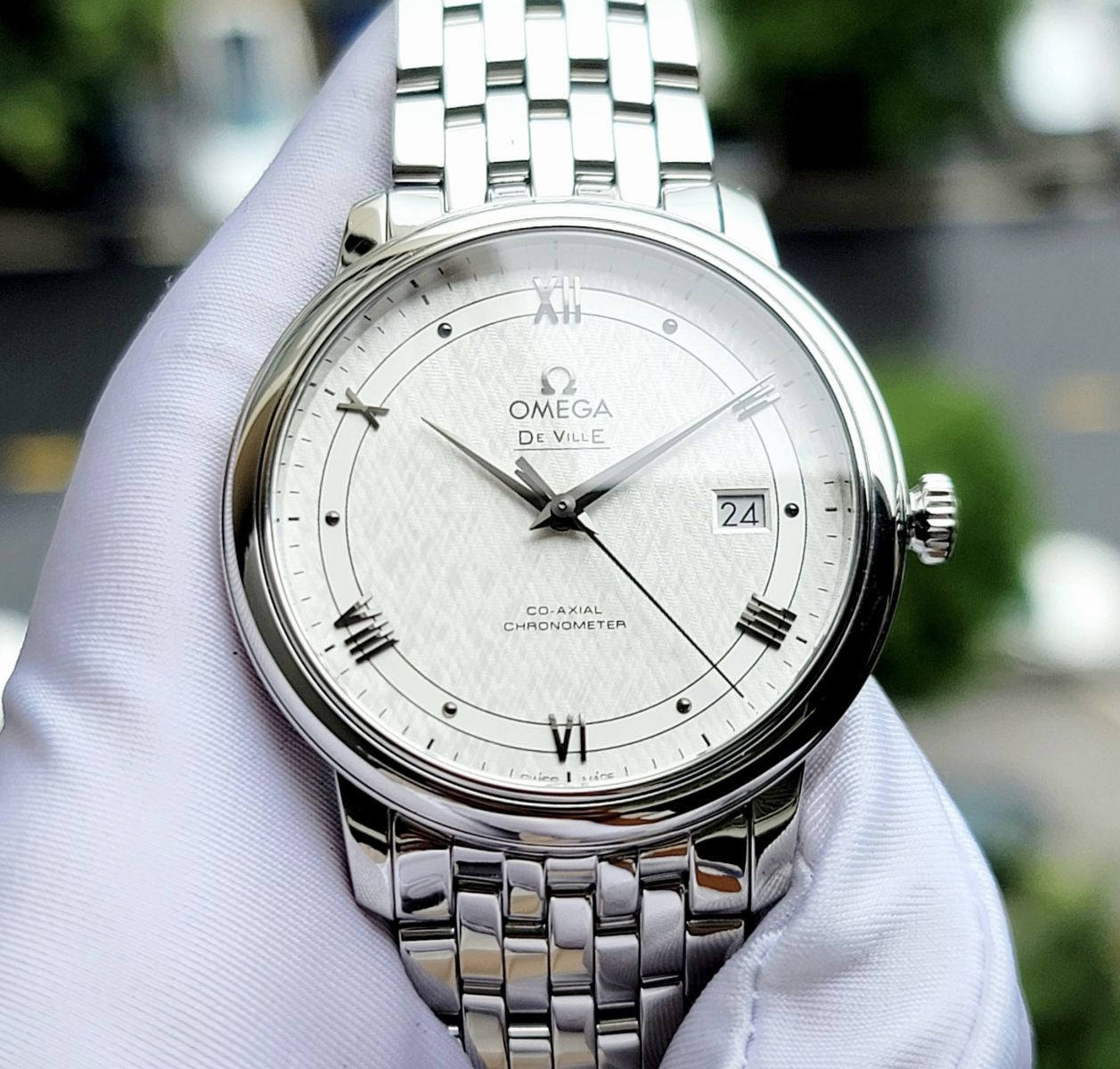 Chất liệu thép không gỉ trên đồng hồ Omega dây kim loại