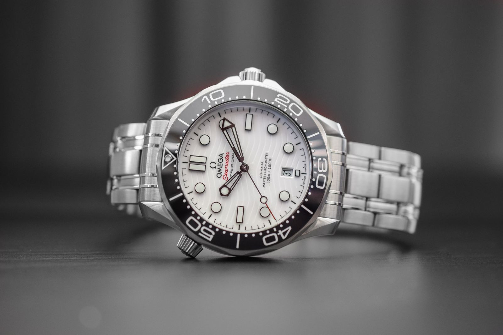 Thiết kế mạnh mẽ của Omega Seamaster dây kim loại