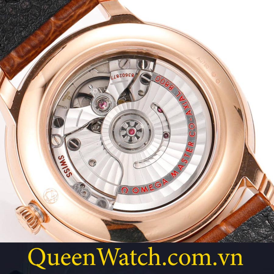 Bộ máy Automatic Swiss Made bền bỉ bên trong đồng hồ Omega nam mạ vàng, đảm bảo độ chính xác cao.