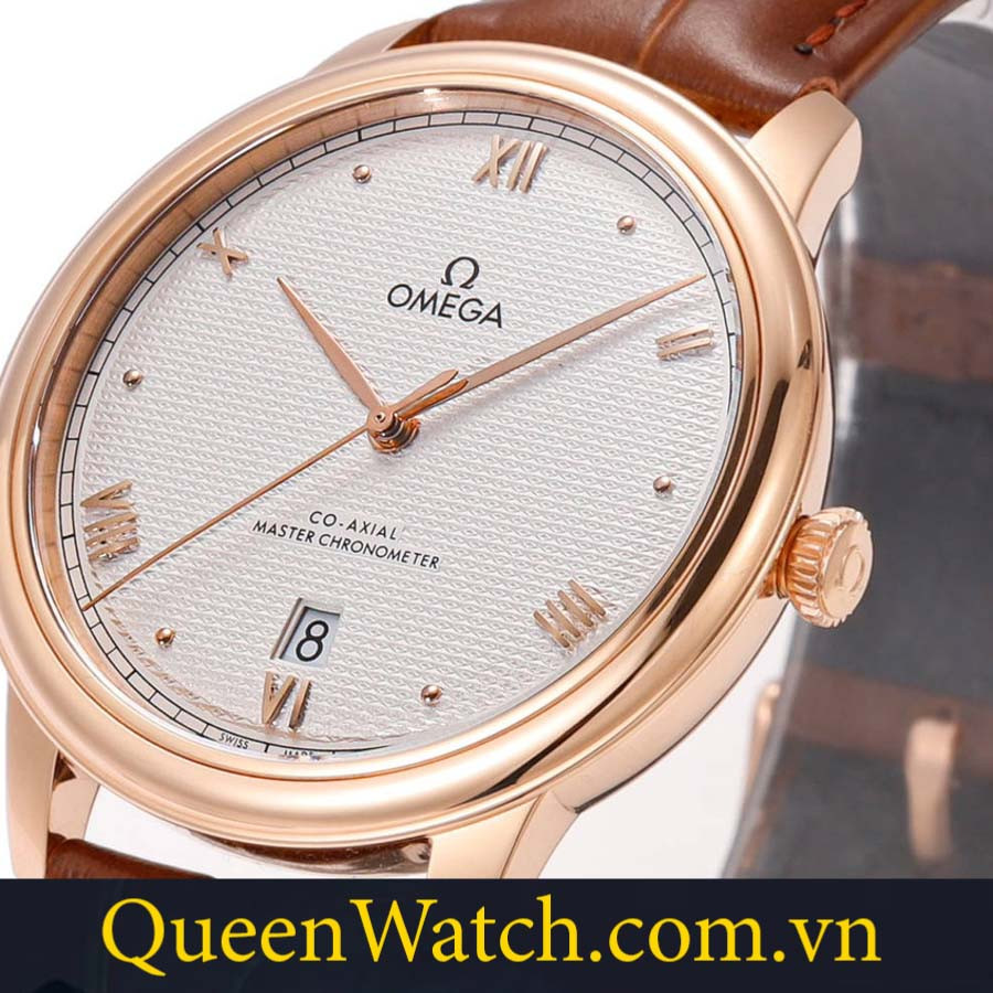 Mặt kính Sapphire nguyên khối cao cấp bảo vệ mặt số của đồng hồ Omega nam mạ vàng.