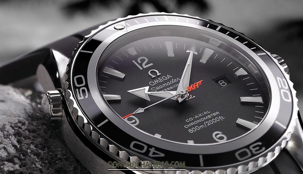 Kiểm tra chi tiết thiết kế đồng hồ Omega Stainless Steel Back Water Resistant