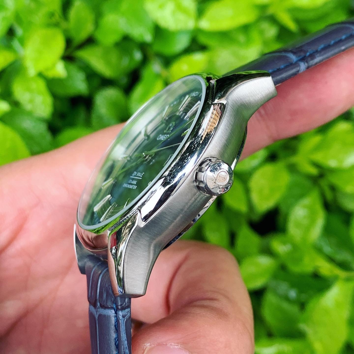Đồng hồ Omega Deville dây da trên tay tạo vẻ thanh lịch