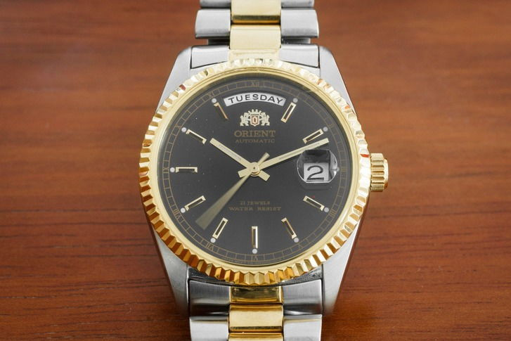 Đá quý ruby và sapphire trên mặt số đồng hồ Orient Automatic 21 Jewels