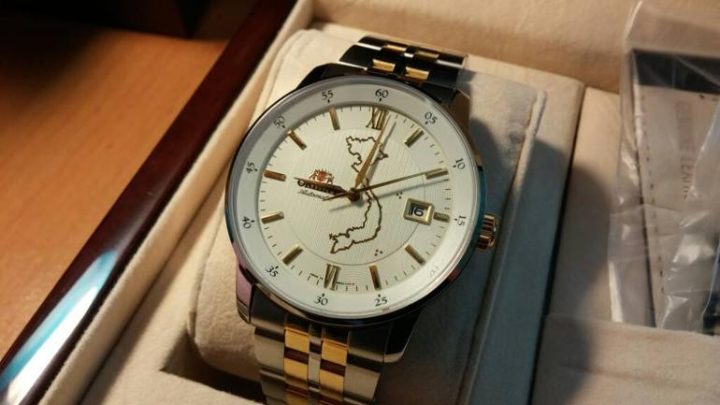 Đồng hồ Orient phiên bản bản đồ Việt Nam trên tay người dùng
