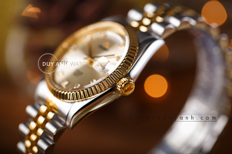 Mặt số đồng hồ Orient President SEV0J002CY với lịch Day-Date và kính sapphire