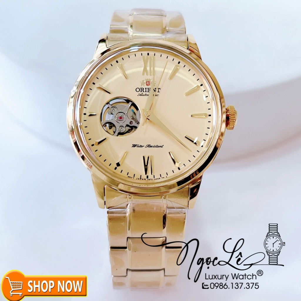 Đồng hồ Orient nam dây kim loại màu vàng với mặt vàng, cơ tự động và thiết kế lộ máy độc đáo.
