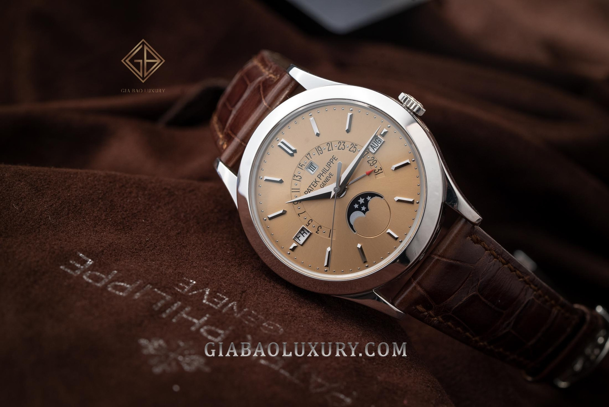 Đồng hồ Patek Philippe Calatrava Ref. 5496P-001 với lịch vạn niên