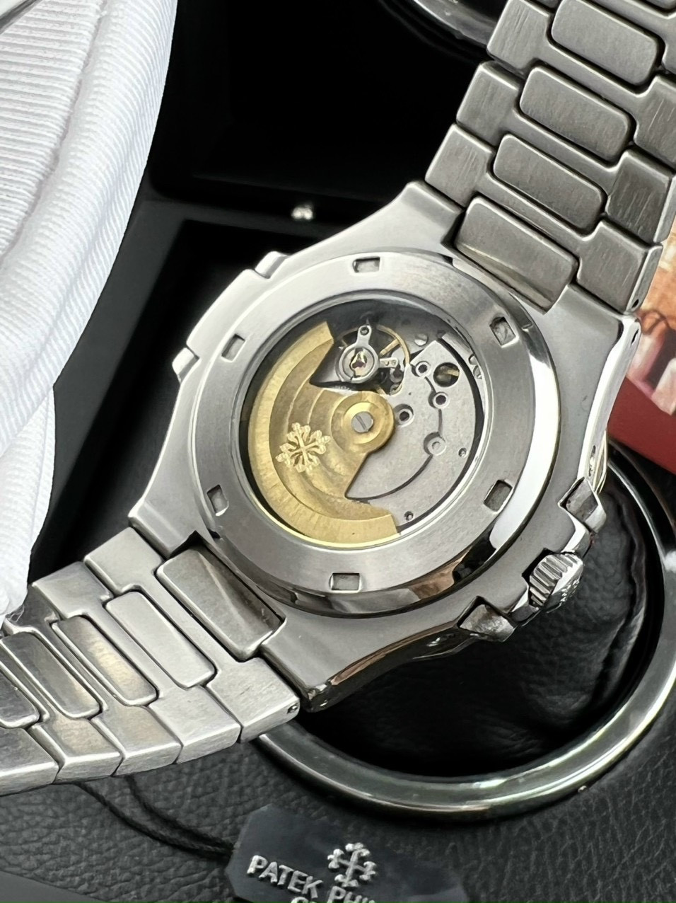 Mẫu đồng hồ Patek Philippe Automatic nam với thiết kế cổ điển.
