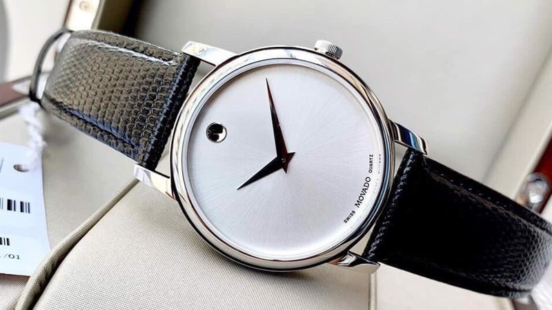 Đồng hồ Movado với điểm nhấn chấm tròn ở vị trí 12 giờ, phong cách thanh lịch