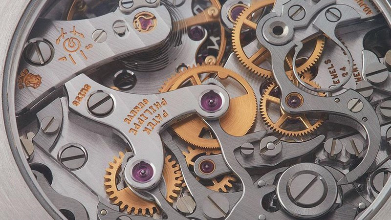 Bộ máy cơ tự động in-house phức tạp bên trong một chiếc đồng hồ Patek Philippe chính hãng