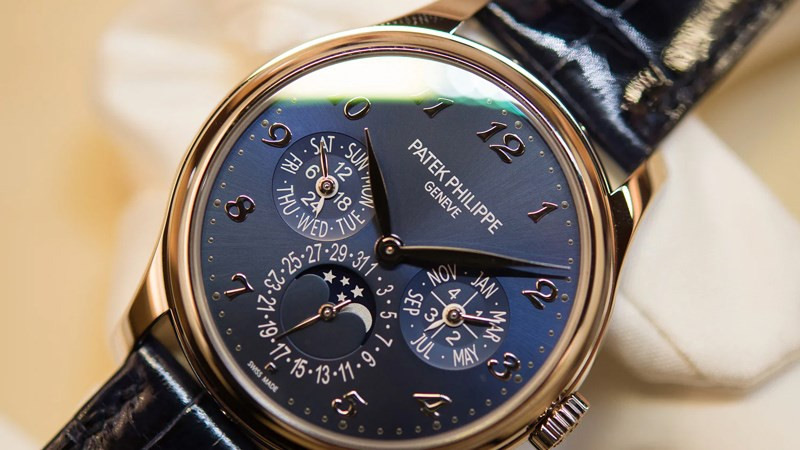 Kiểm tra chi tiết mặt số đồng hồ Patek Philippe để phân biệt hàng chính hãng
