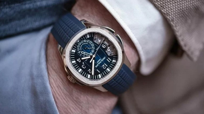 Kiểm tra chất liệu dây da cao cấp của đồng hồ Patek Philippe chính hãng