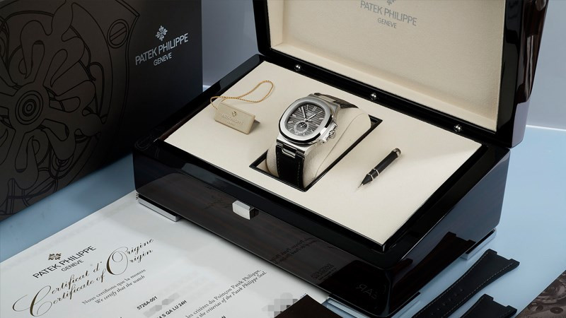 Hộp đựng cao cấp và giấy tờ đi kèm của đồng hồ Patek Philippe, dấu hiệu của sản phẩm chính hãng