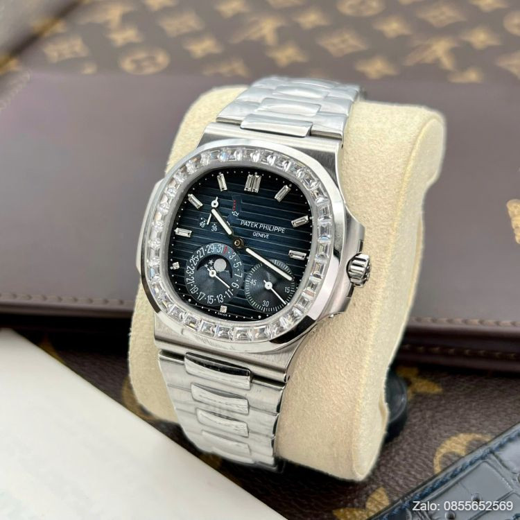Người đàn ông đeo đồng hồ Patek Philippe đính đá thể hiện đẳng cấp