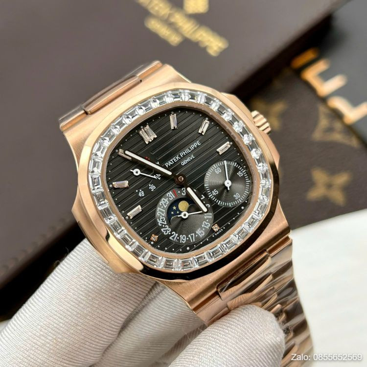 Đồng hồ Patek Philippe Nautilus đính đá tinh xảo trên cổ tay