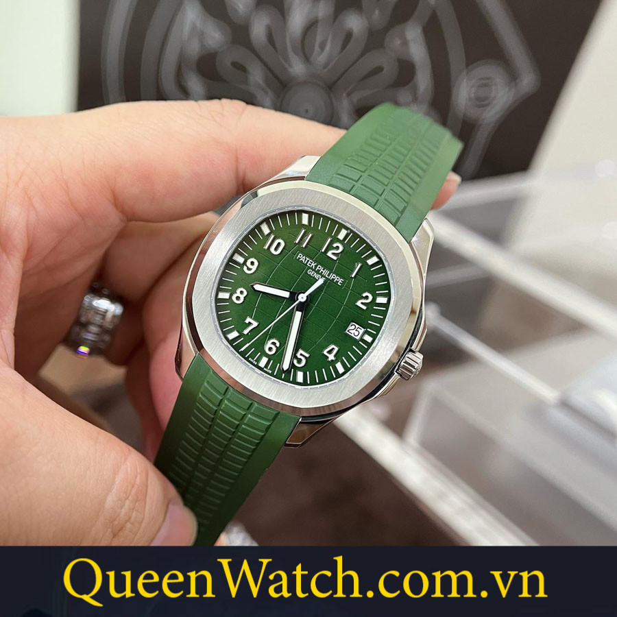 Cận cảnh mặt số xanh lá độc đáo của đồng hồ Patek Philippe Hồng Kông Aquanaut với thiết kế lưới và cọc số Ả Rập