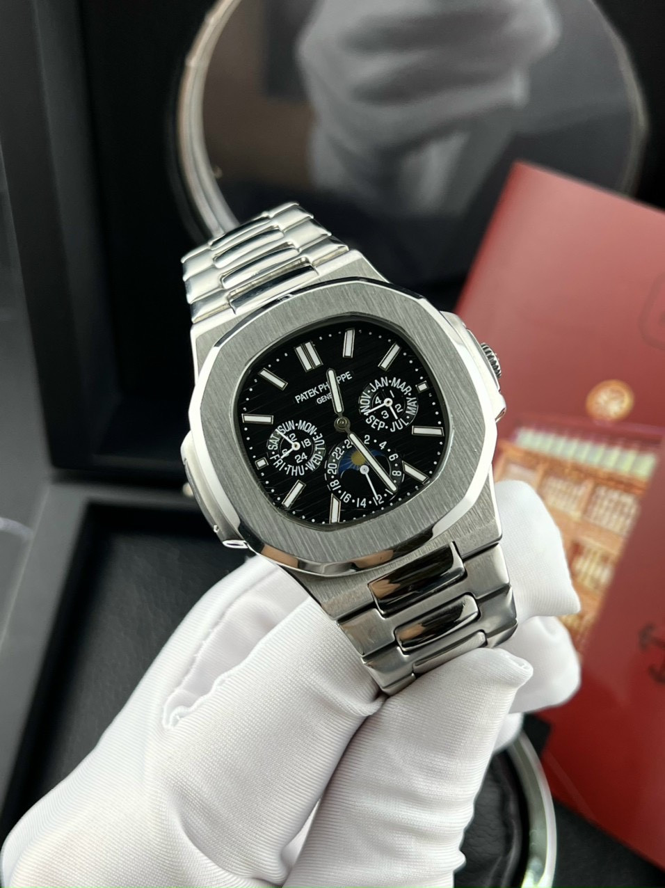 Chi tiết mặt số đồng hồ Patek Philippe lịch vạn niên cao cấp.