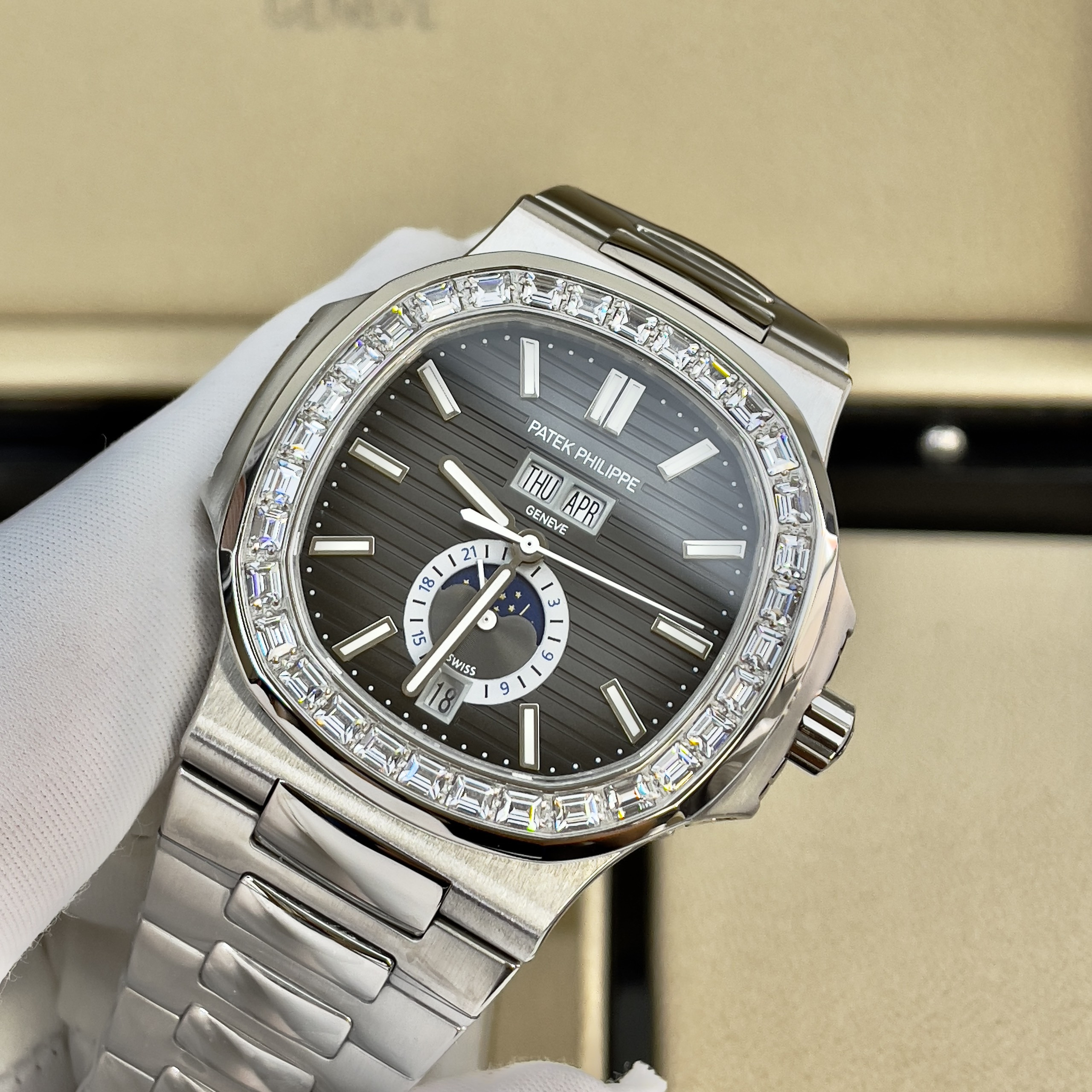Mẫu đồng hồ Patek Philippe máy Nhật giả, ảnh hưởng đến giá trị thương hiệu