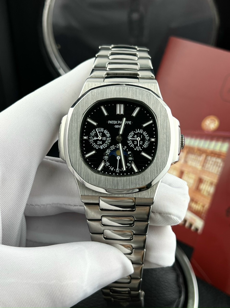 Mẫu đồng hồ Patek Philippe Nautilus lịch vạn niên nam lộ máy cơ.