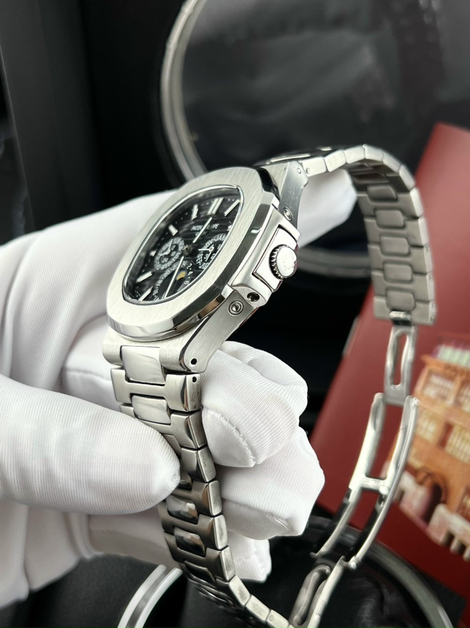 Cận cảnh vẻ đẹp tinh xảo của đồng hồ Patek Philippe lịch vạn niên.