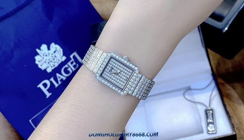 Đồng hồ Piaget mặt vuông đính đá dễ phối hợp với nhiều trang phục