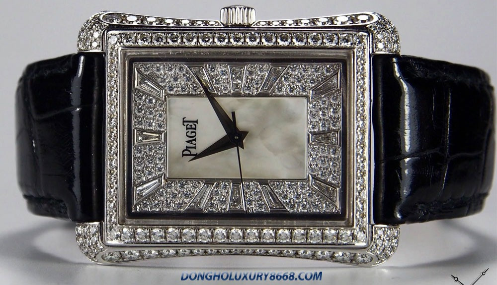 Cận cảnh đồng hồ Piaget mặt vuông đính kim cương lấp lánh