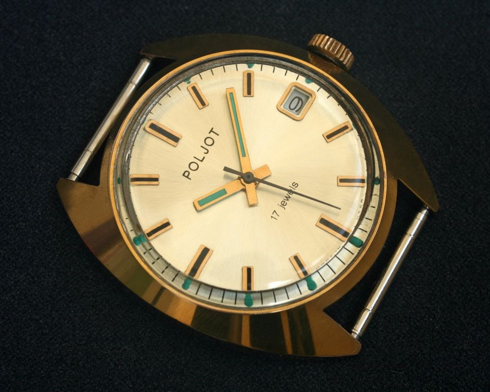 Hình ảnh chi tiết một mẫu đồng hồ Poljot 17 Jewels sản xuất trong thập niên 1970
